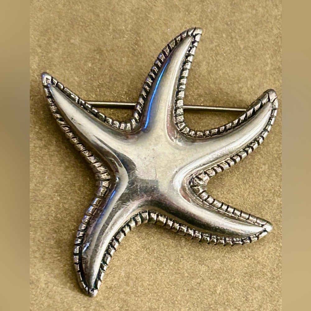 H&H .925 Sterling Silver Brooch Starfish .3 oz. Nice weight some surface wear